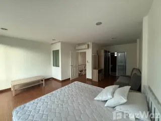 For rent 3 bedrooms townhouse in Chom Thong, Bangkok