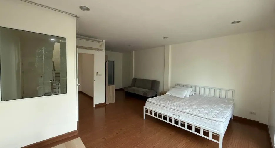 For rent 3 bedrooms townhouse in Chom Thong, Bangkok