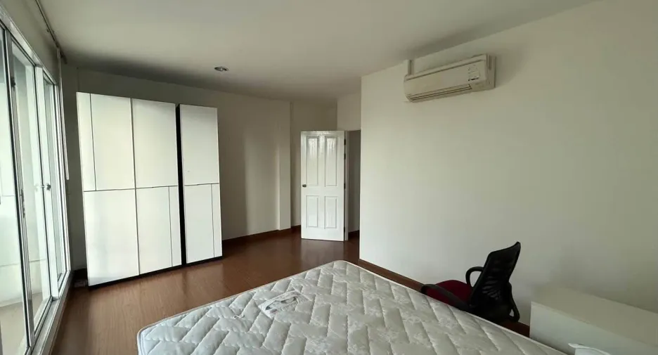 For rent 3 bedrooms townhouse in Chom Thong, Bangkok