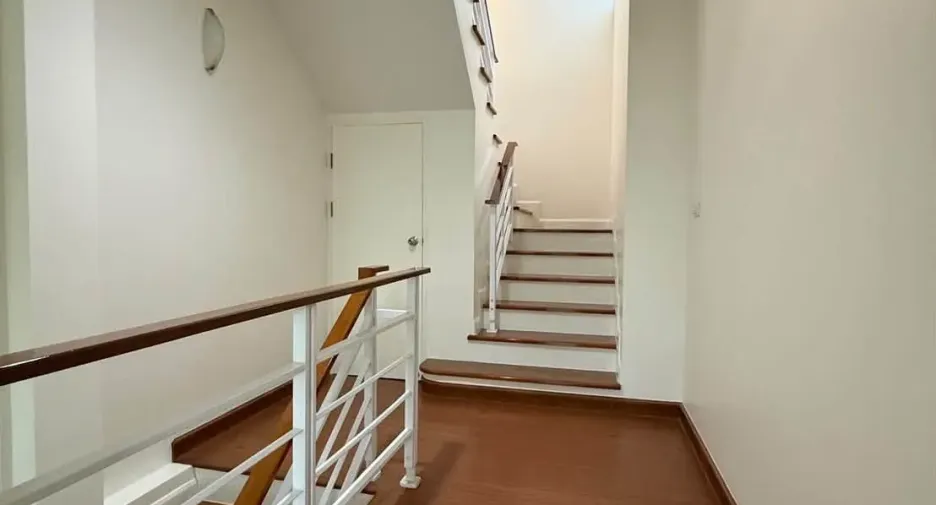 For rent 3 bedrooms townhouse in Chom Thong, Bangkok