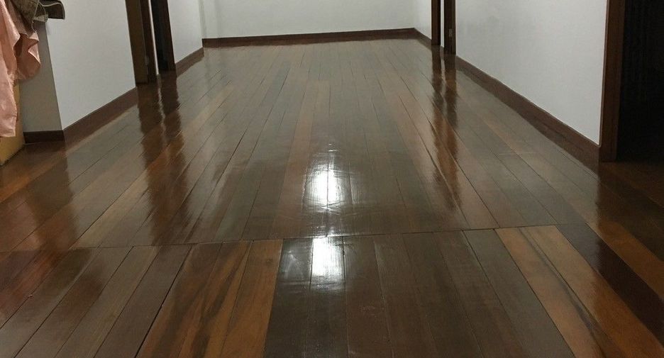 Local comercial en venta de 13 habitaciones en Khlong Toei, Bangkok