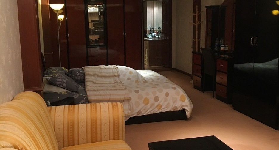 Local comercial en venta de 13 habitaciones en Khlong Toei, Bangkok