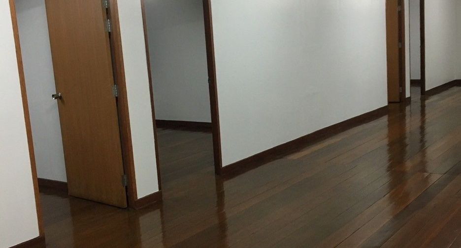 Local comercial en venta de 13 habitaciones en Khlong Toei, Bangkok
