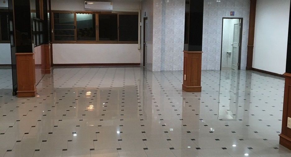 Local comercial en venta de 13 habitaciones en Khlong Toei, Bangkok