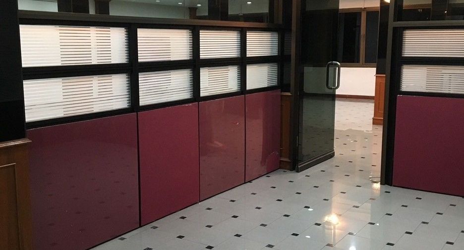Local comercial en venta de 13 habitaciones en Khlong Toei, Bangkok