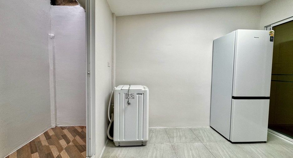 For rent 2 bedrooms townhouse in Bangkok Noi, Bangkok
