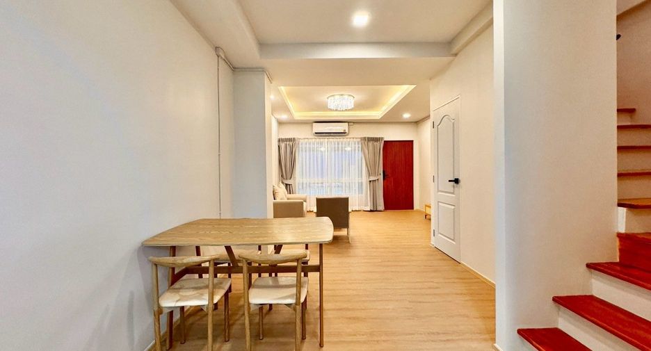 For rent 2 bedrooms townhouse in Bangkok Noi, Bangkok