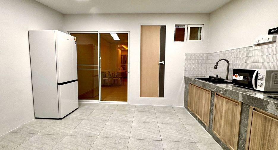 For rent 2 bedrooms townhouse in Bangkok Noi, Bangkok