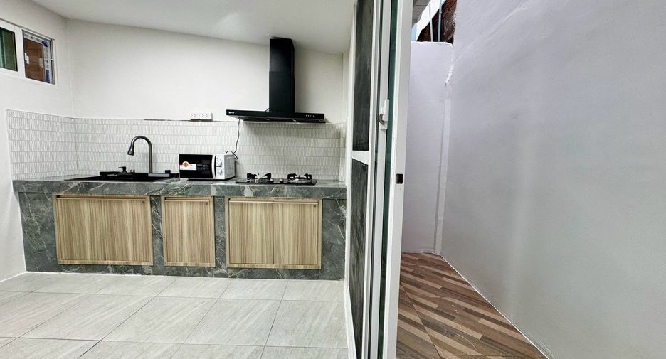 For rent 2 bedrooms townhouse in Bangkok Noi, Bangkok