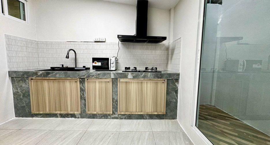 For rent 2 bedrooms townhouse in Bangkok Noi, Bangkok