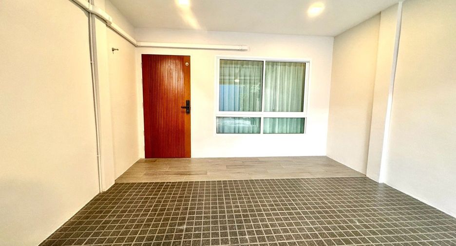 For rent 2 bedrooms townhouse in Bangkok Noi, Bangkok
