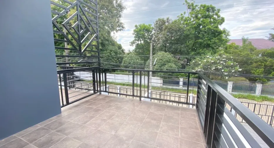 For rent 2 bedrooms townhouse in San Kamphaeng, Chiang Mai