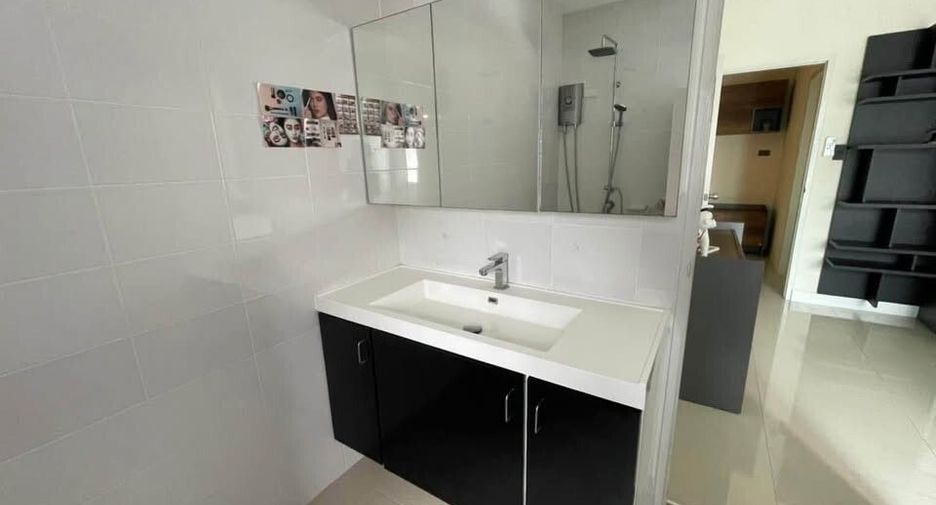 For rent 2 bedrooms townhouse in Mueang Chiang Mai, Chiang Mai