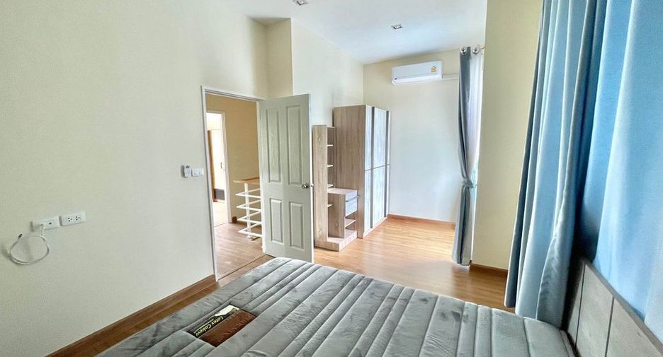 For rent 4 bedrooms townhouse in Mueang Chiang Mai, Chiang Mai