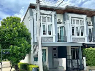 For rent 4 bedrooms townhouse in Mueang Chiang Mai, Chiang Mai