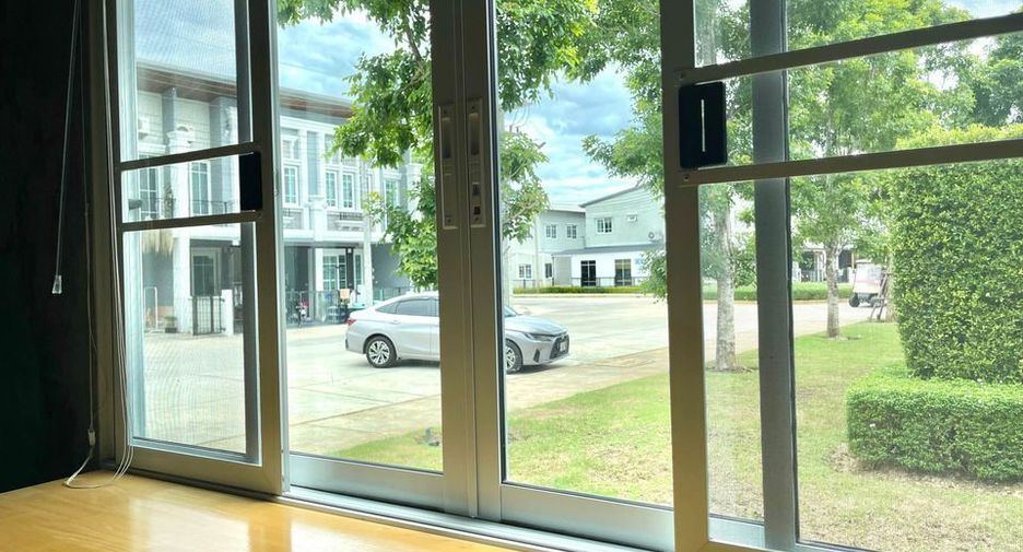 For rent 4 bedrooms townhouse in Mueang Chiang Mai, Chiang Mai