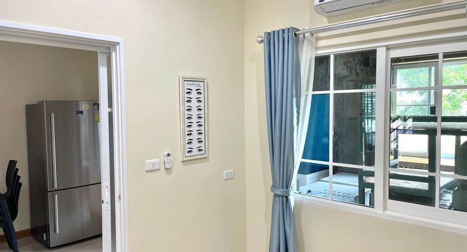 For rent 4 bedrooms townhouse in Mueang Chiang Mai, Chiang Mai