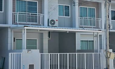 For rent 3 bedrooms townhouse in San Kamphaeng, Chiang Mai