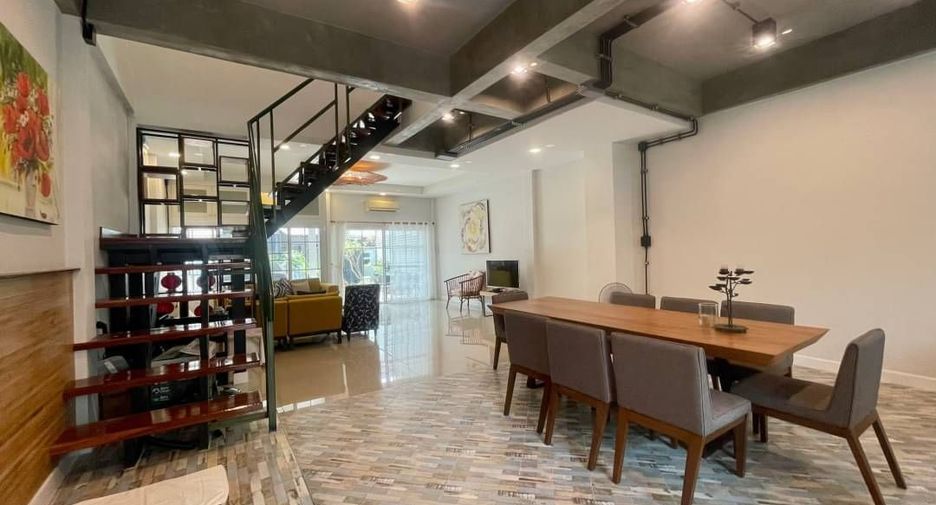 For rent 2 bedrooms townhouse in Mueang Chiang Mai, Chiang Mai