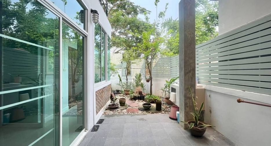 For rent 2 bedrooms townhouse in Mueang Chiang Mai, Chiang Mai