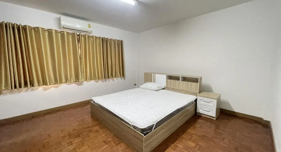 For rent 2 bedrooms townhouse in Mueang Chiang Mai, Chiang Mai