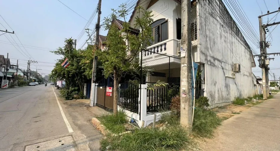 For rent 2 bedrooms townhouse in Mueang Chiang Mai, Chiang Mai