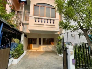 For rent 2 bedrooms townhouse in Mueang Chiang Mai, Chiang Mai