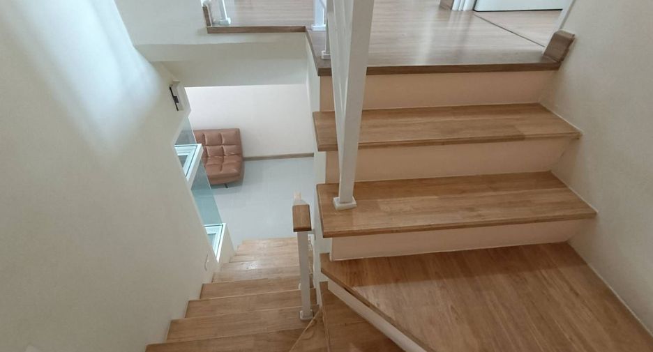 For rent 4 bedrooms townhouse in Mueang Chiang Mai, Chiang Mai