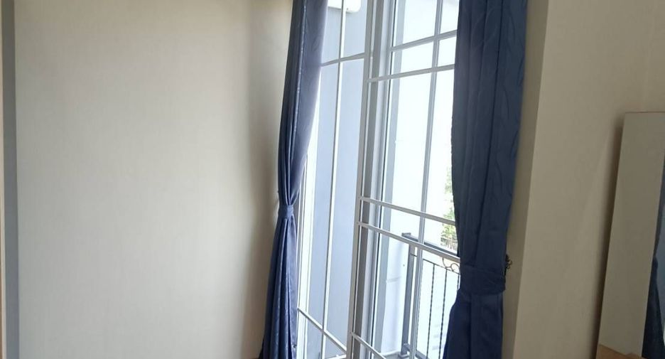 For rent 4 bedrooms townhouse in Mueang Chiang Mai, Chiang Mai