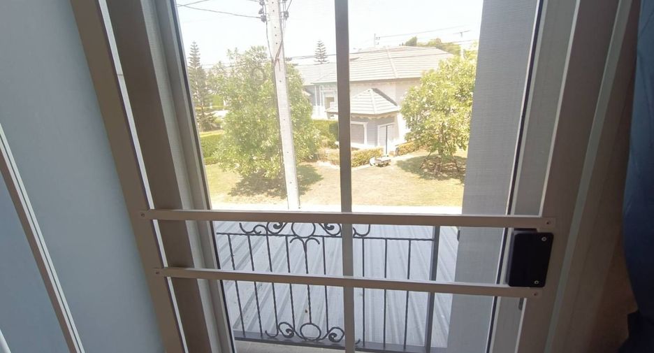 For rent 4 bedrooms townhouse in Mueang Chiang Mai, Chiang Mai