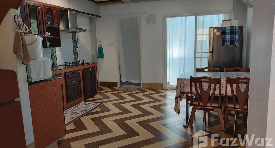 For rent 4 bedrooms townhouse in Mueang Chiang Mai, Chiang Mai