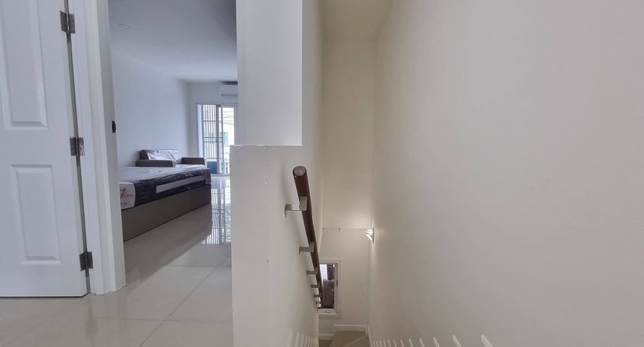 For rent 2 bedrooms townhouse in Mueang Chiang Mai, Chiang Mai