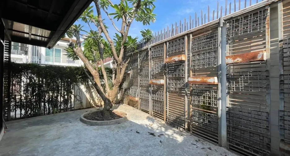 For rent 3 bedrooms townhouse in Mueang Chiang Mai, Chiang Mai