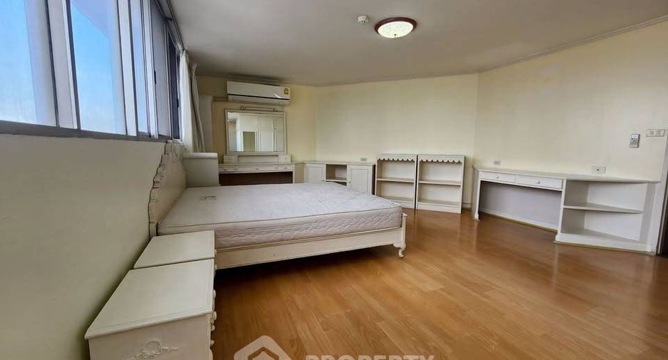 For rent 4 bedrooms condo in Watthana, Bangkok