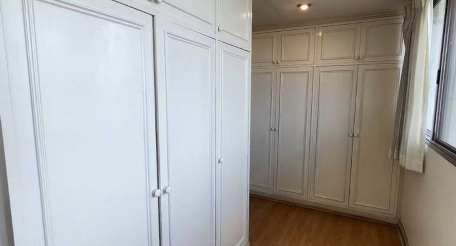 For rent 4 bedrooms condo in Watthana, Bangkok