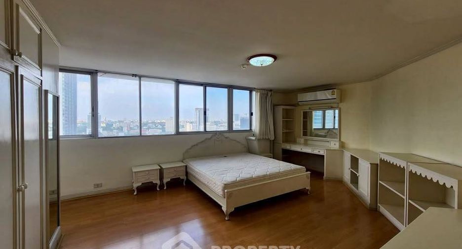 For rent 4 bedrooms condo in Watthana, Bangkok
