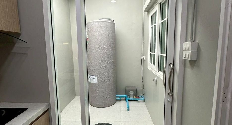 For rent 2 bedrooms townhouse in Mueang Chiang Mai, Chiang Mai