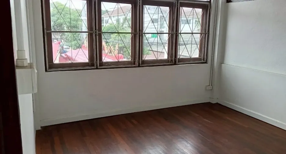 For rent 4 bedrooms retail Space in Mueang Chiang Mai, Chiang Mai