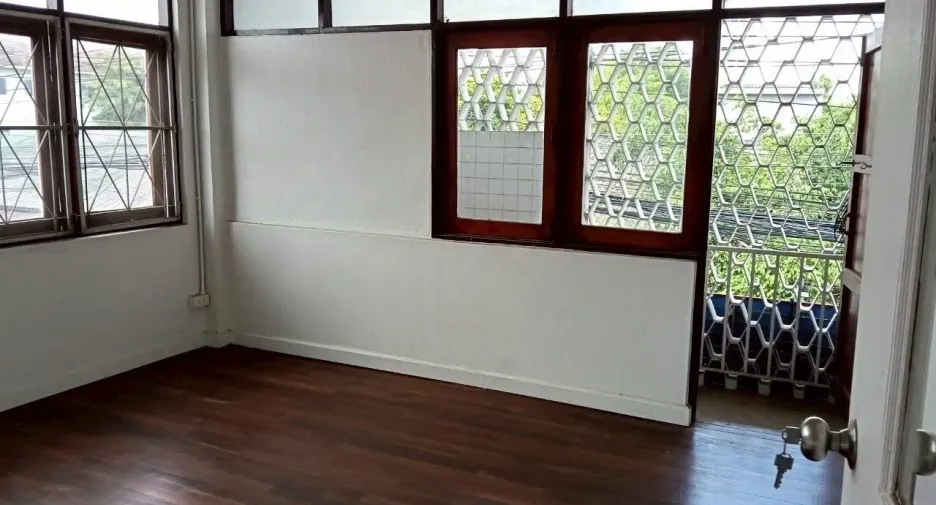 For rent 4 bedrooms retail Space in Mueang Chiang Mai, Chiang Mai