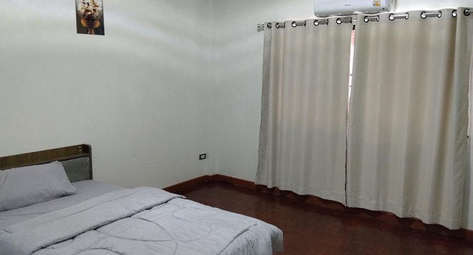 For rent 4 bedrooms townhouse in Mueang Chiang Mai, Chiang Mai