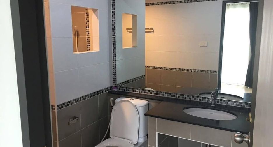 For rent 3 bedrooms townhouse in Mueang Chiang Mai, Chiang Mai