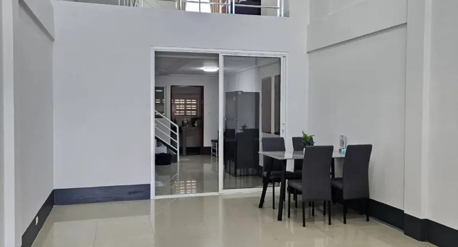 For rent 2 bedrooms retail Space in Mueang Chiang Mai, Chiang Mai