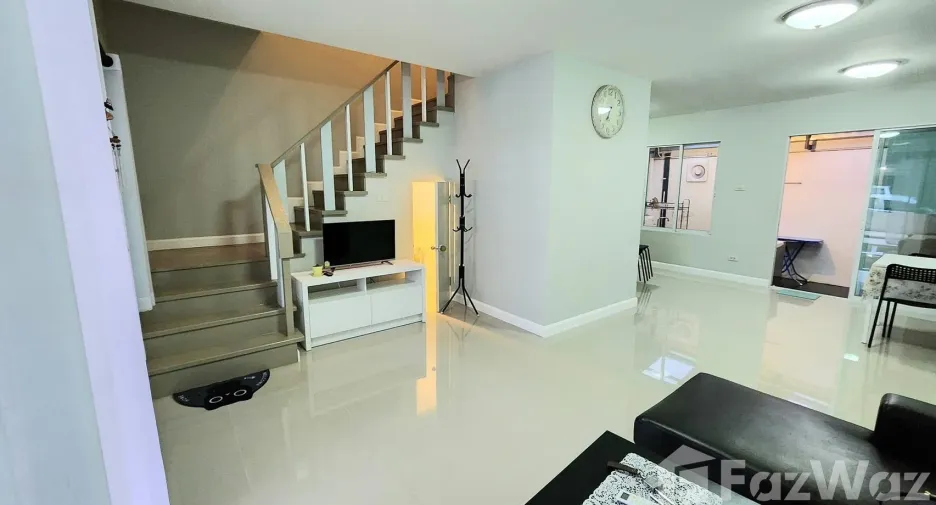 For rent 3 bedrooms townhouse in Saraphi, Chiang Mai
