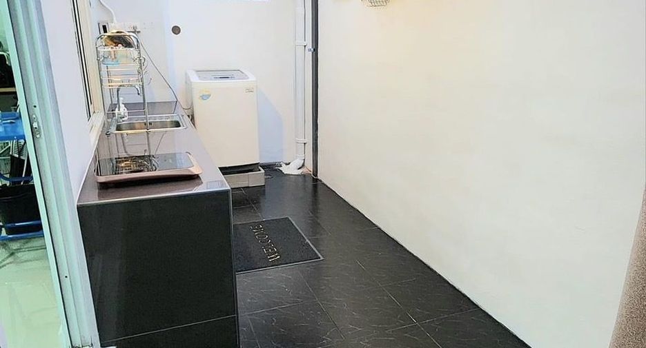 For rent 3 bedrooms townhouse in Saraphi, Chiang Mai