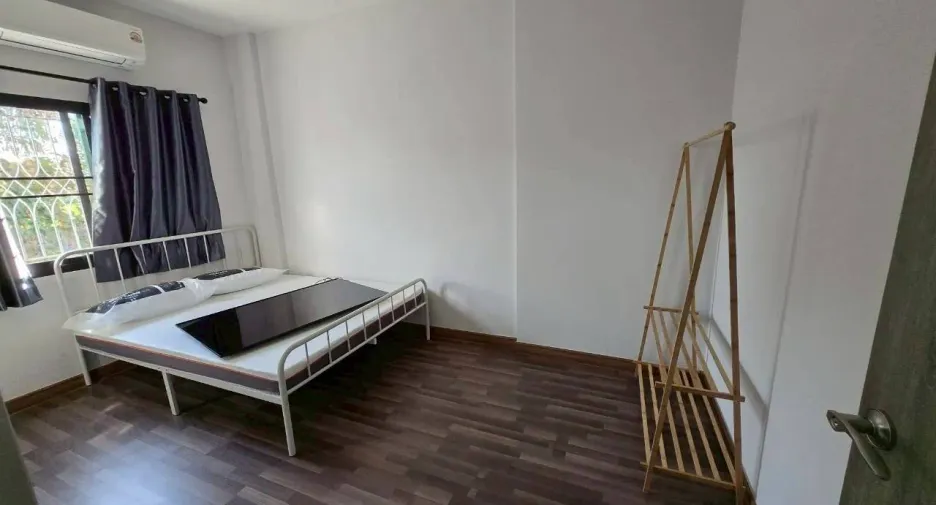 For rent 4 bedrooms townhouse in Saraphi, Chiang Mai
