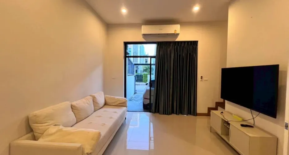 For rent 4 bedrooms townhouse in Saraphi, Chiang Mai