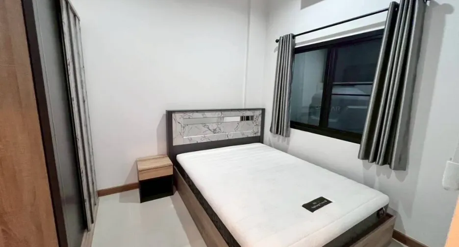 For rent 4 bedrooms townhouse in Saraphi, Chiang Mai