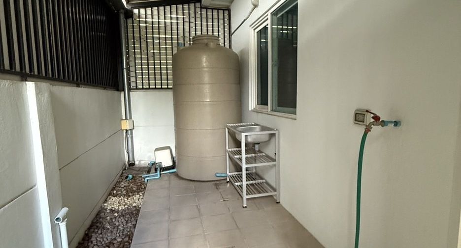 For rent 2 bedrooms townhouse in Mueang Chiang Mai, Chiang Mai