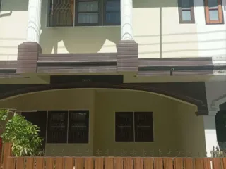 For rent 6 bedrooms townhouse in Mueang Chiang Mai, Chiang Mai