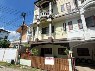 For rent 6 bedrooms townhouse in Mueang Chiang Mai, Chiang Mai